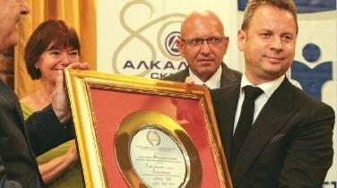 Alkaloid representatives receiving a framed award