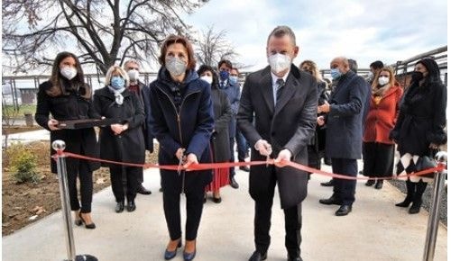 Ribbon-cutting ceremony with company and government representatives